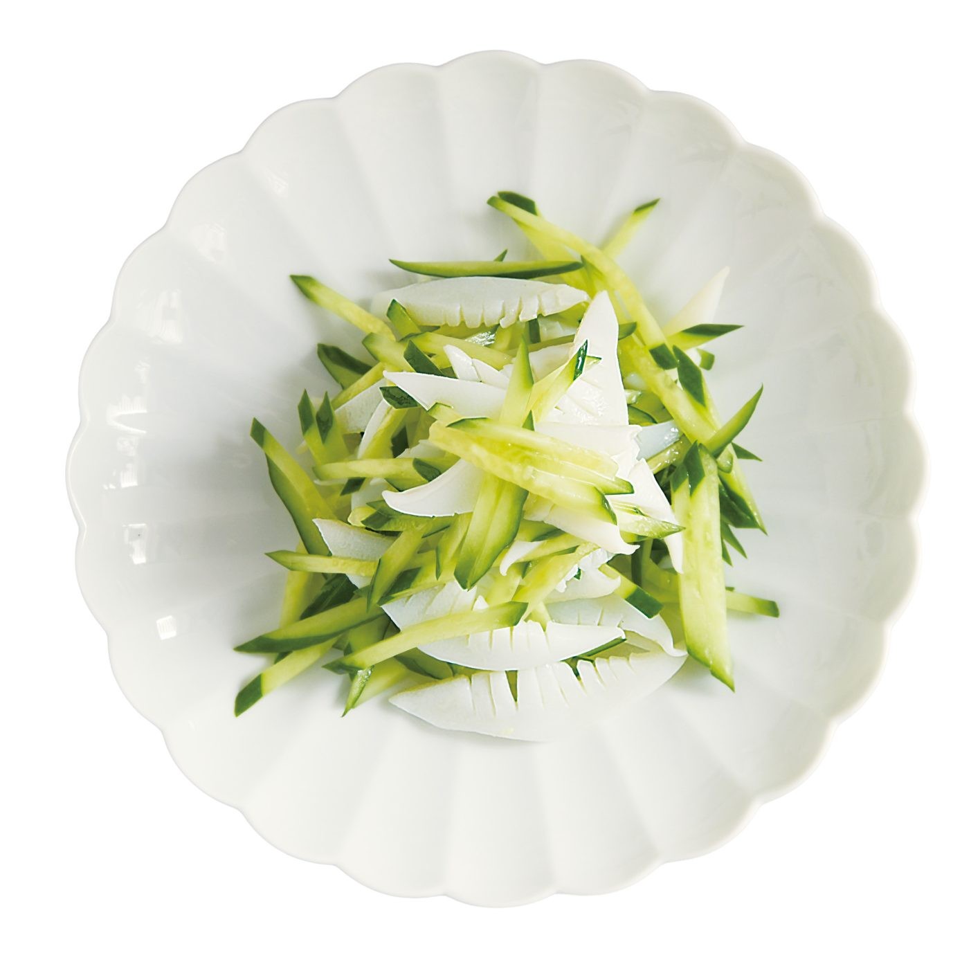 「東京から来客がある際など、ぜひこの一皿を知ってほしいという気持ちで連れて行っています」（本田千尋）。前菜の、イカと胡瓜の山椒オイル和え（¥1,100）は、酒のアテに格好。