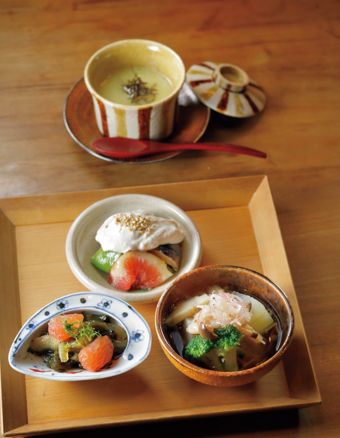 摺り流しと、白和え、野菜の炊き物、酢の物などおばんざい三種盛り合わせが付く。
