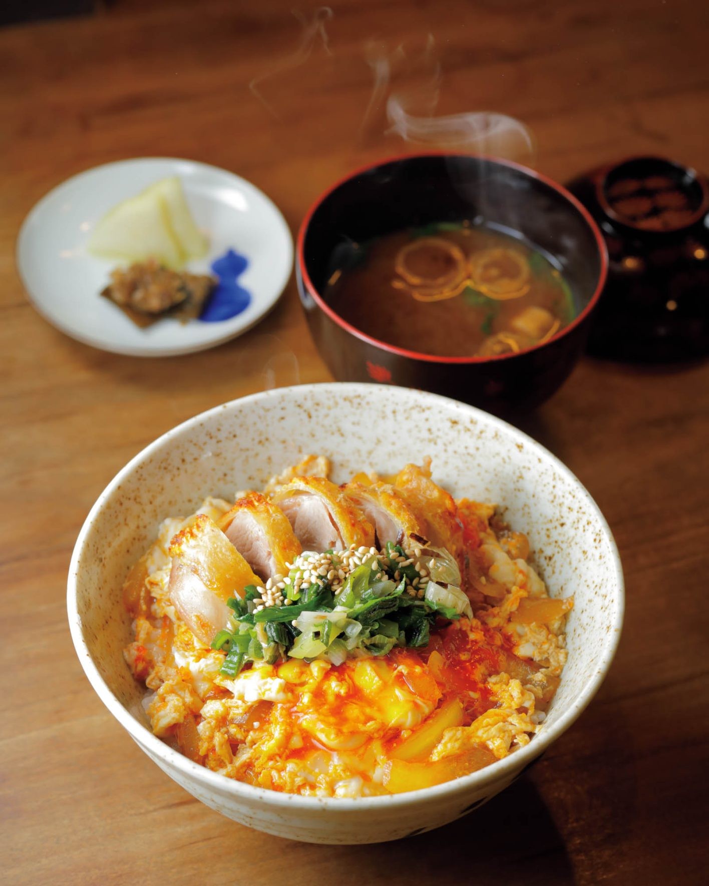 「築80年の古民家を改装した店内の雰囲気にもくつろげます」（エディター・S）。ランチの丼セット（¥2,750）から。丹波地鶏と濃紅卵の親子丼、味噌汁、漬物。