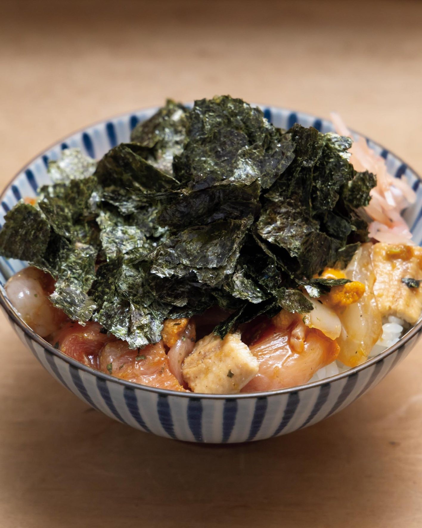 ゴージャス丼 ¥3,100。寿司ダネに醤油とワサビを絡めてあり、海苔の風味とあいまって箸が止まらない。
