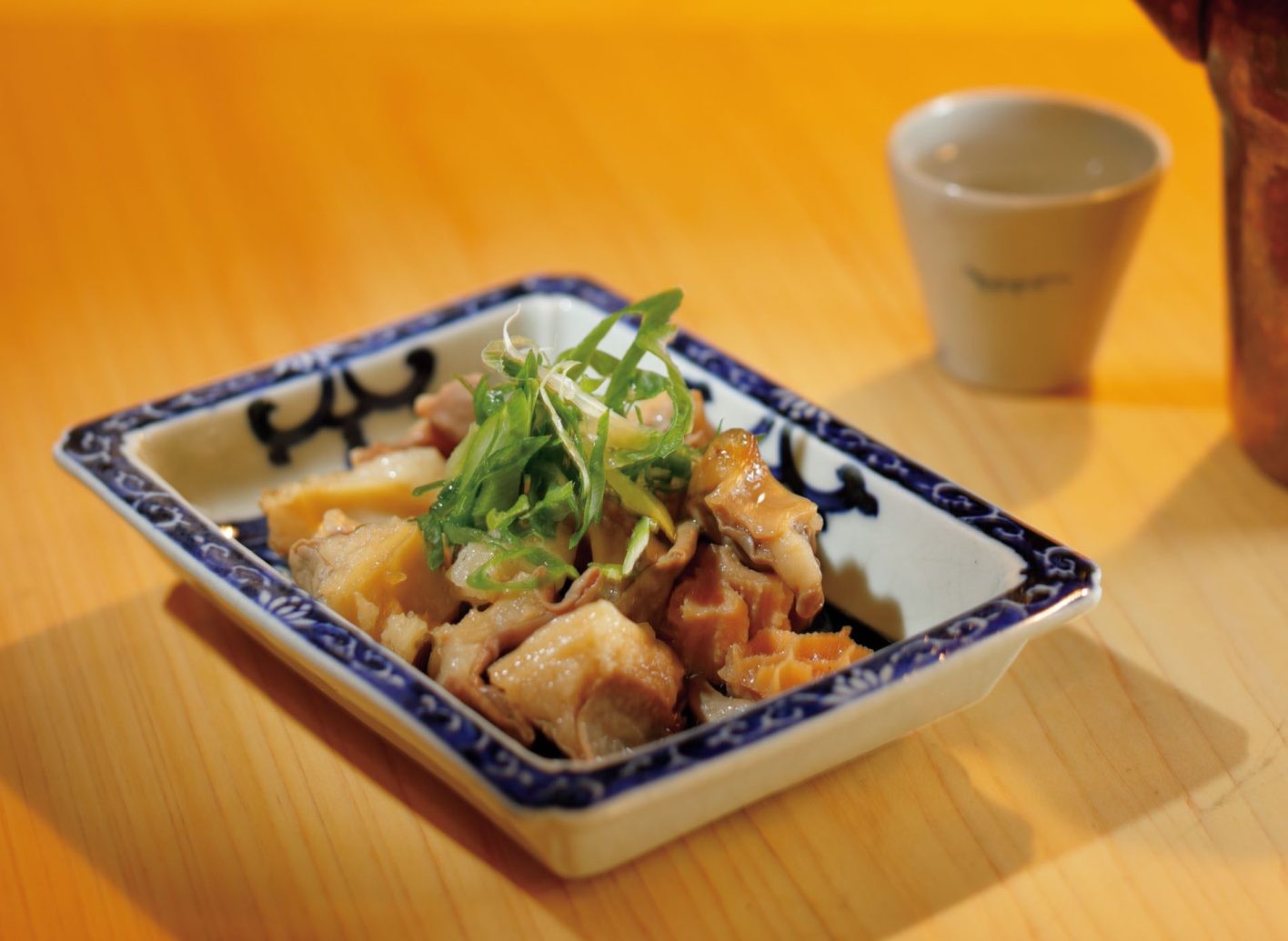 名物の近江牛もつ煮（¥700）はホルモンの甘味と旨味がじゅわっと染み出す。