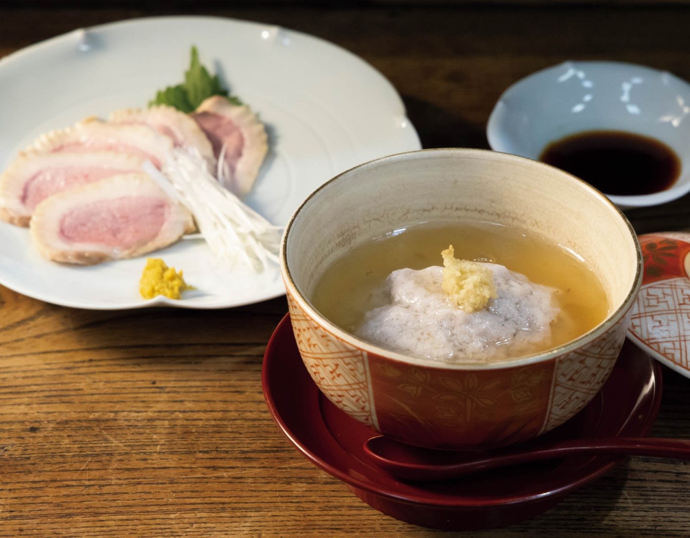 鴨ロース ¥2,000。晩秋からのおすすめは「ぐじ えび芋蒸し」¥2,500。甘鯛（ぐじ）とユリ根にすりおろしたえび芋を重ねて蒸し、吉野葛の餡をかけてショウガ風味で。