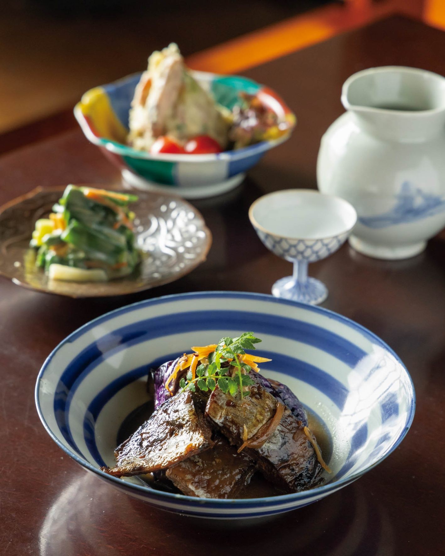 「地元民をうならせていると評判で信頼がおけます」（エディター・石井愛子）。なすにしん ¥1,300、てっぱい ¥700、鴨ロース入りのポテトサラダ ¥900。日本酒は、京都「蒼空」や山形「十四代」などの銘酒ぞろい。1合 ¥1,400〜。