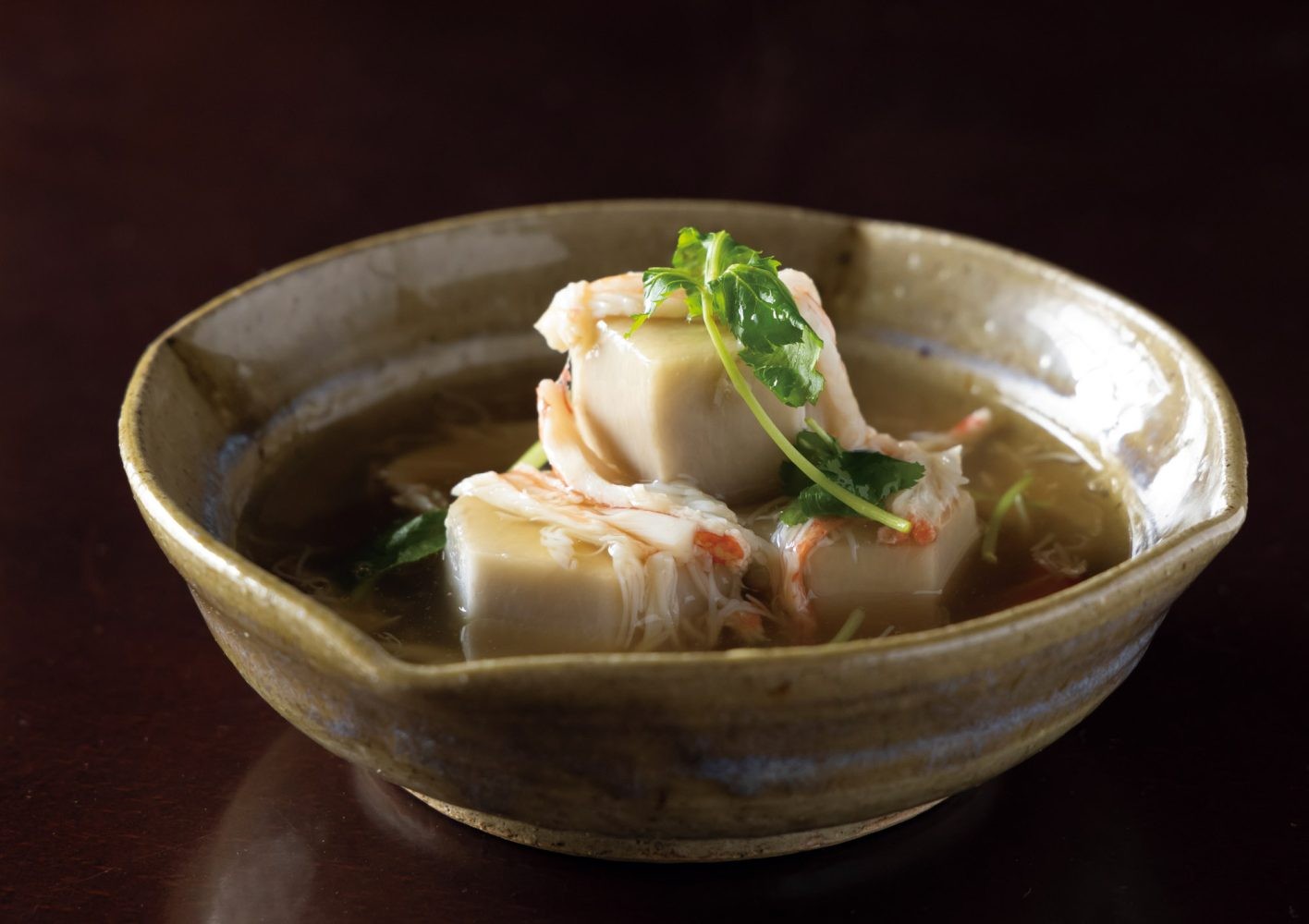 カニが解禁となる11月からは、えび芋 かに身あんかけ（¥1,500）も。