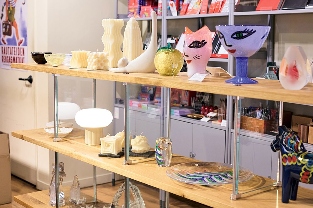 ガラス製の器や造形的なキャンドル