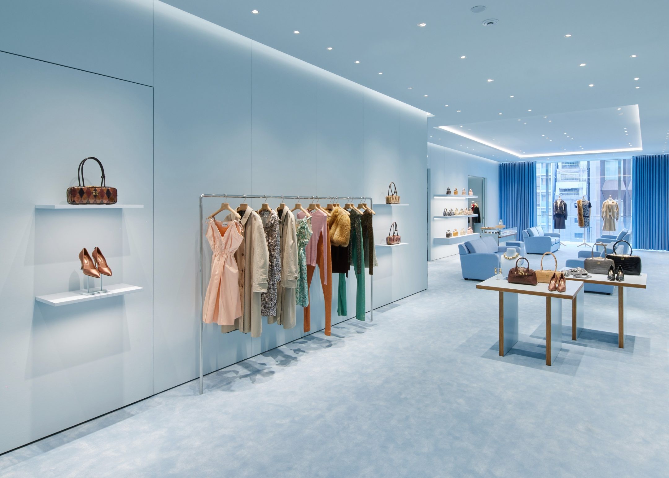 ホリデーの気分とともに。森星と巡る、リニューアルした「ミュウミュウ 銀座店」 - Slide:4