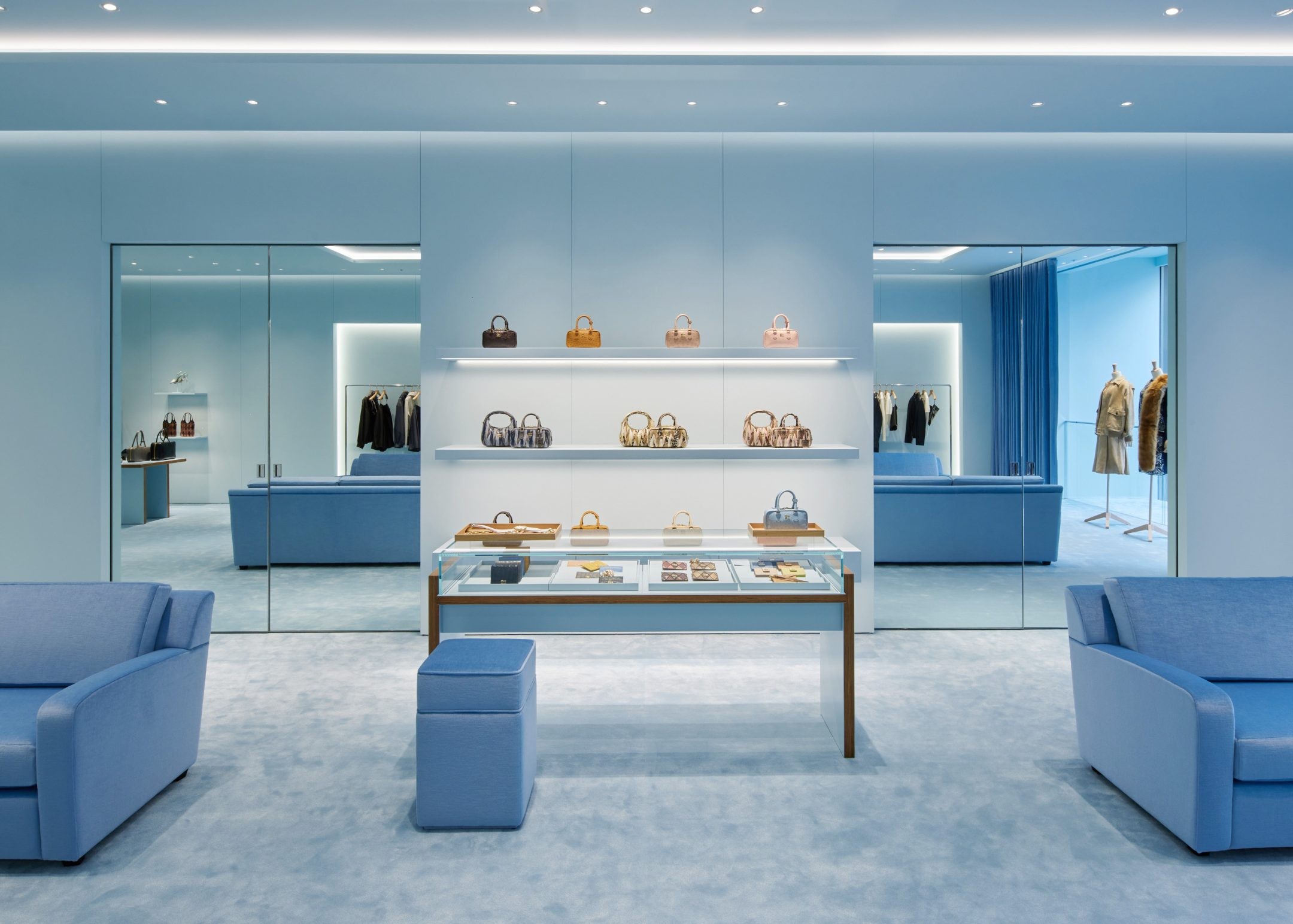 ホリデーの気分とともに。森星と巡る、リニューアルした「ミュウミュウ 銀座店」 - Slide:3