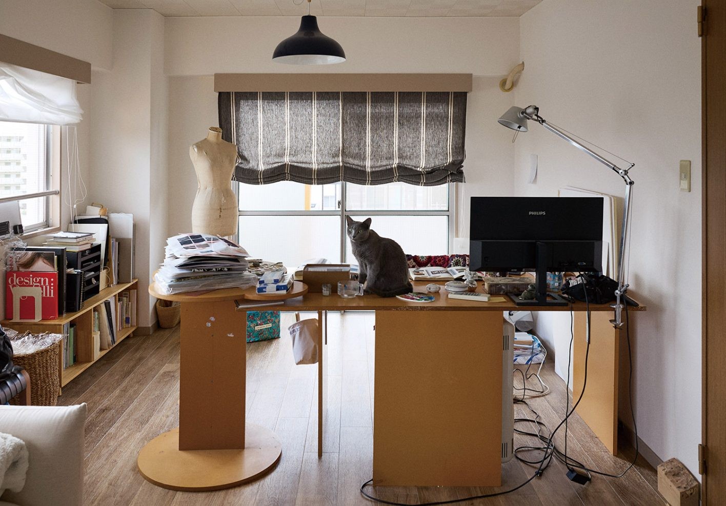 日当たりの良い窓辺に面したデスクは、愛猫Sacileちゃんもお気に入り。「作業に没頭しすぎていると、良い意味で邪魔をしてくれるから助かります」と工藤さん。