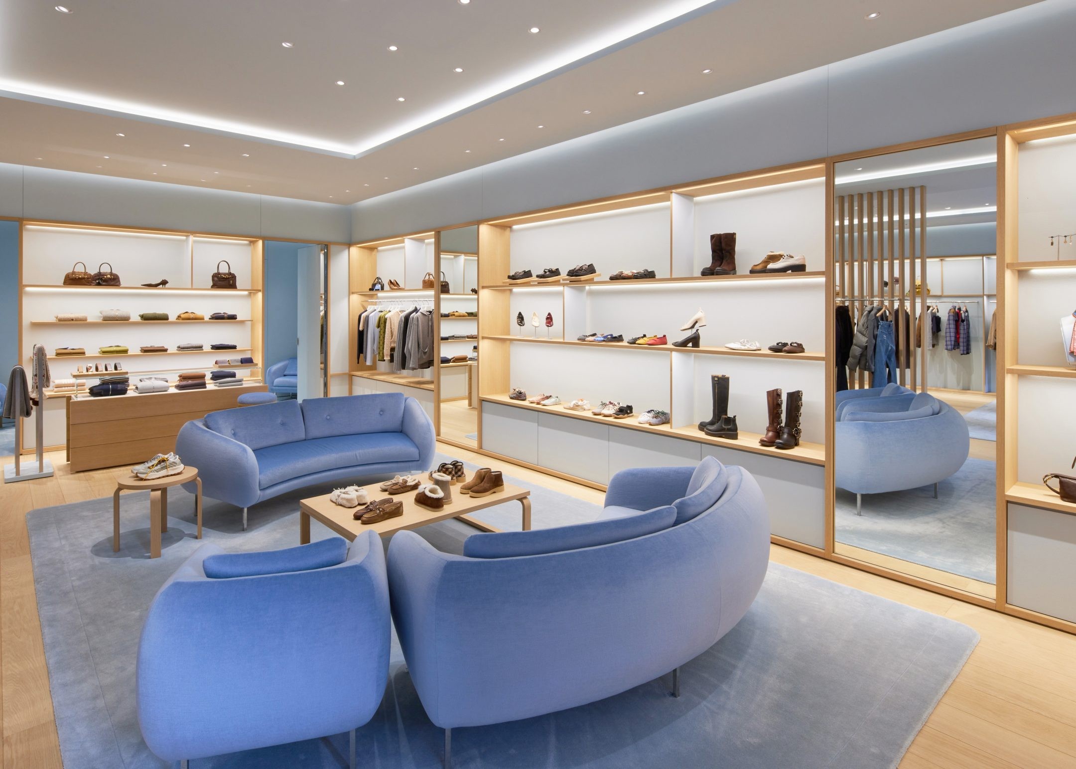 ホリデーの気分とともに。森星と巡る、リニューアルした「ミュウミュウ 銀座店」 - Slide:2