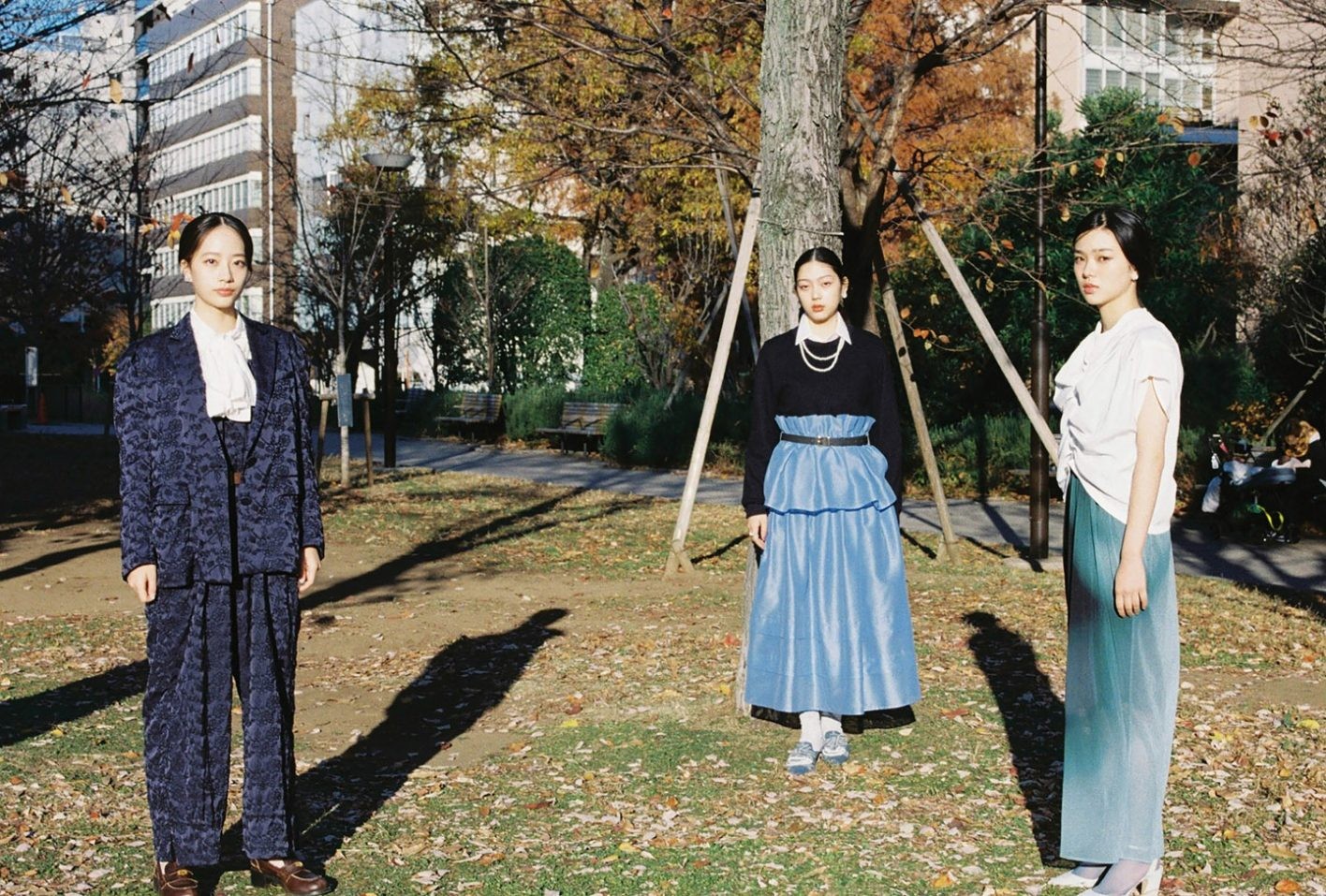 Miro_ワンピース¥49,500（ミュベール）03-5615-8605／シューズ ¥26,400（MAISON MAVERICK PRESENTS）03-6804-5913／その他＊スタイリスト私物　Ikehata_ジャケット¥71,500、サロペット¥68,200（共にフミエタナカ｜ドール）03-4361-8240／その他＊スタイリスト私物　Aoto_トップス¥35,200、ドレス¥58,300 （共にリツコ カリタ） ritsukokarita@gmail.com／イヤリング ¥975,700、リング ¥3,471,600 （共にTASAKI）0120-111-446