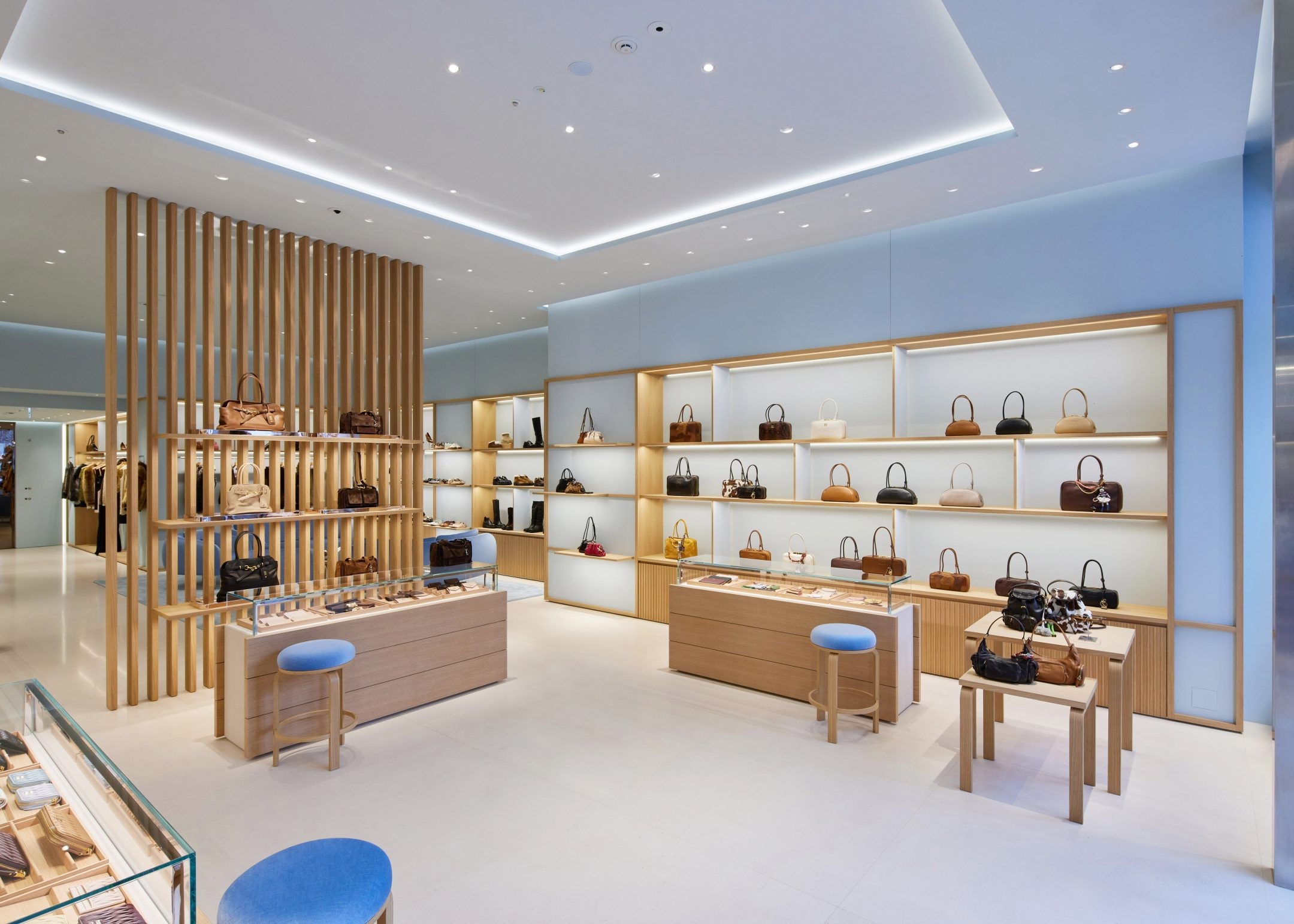 ホリデーの気分とともに。森星と巡る、リニューアルした「ミュウミュウ 銀座店」 - Slide:1