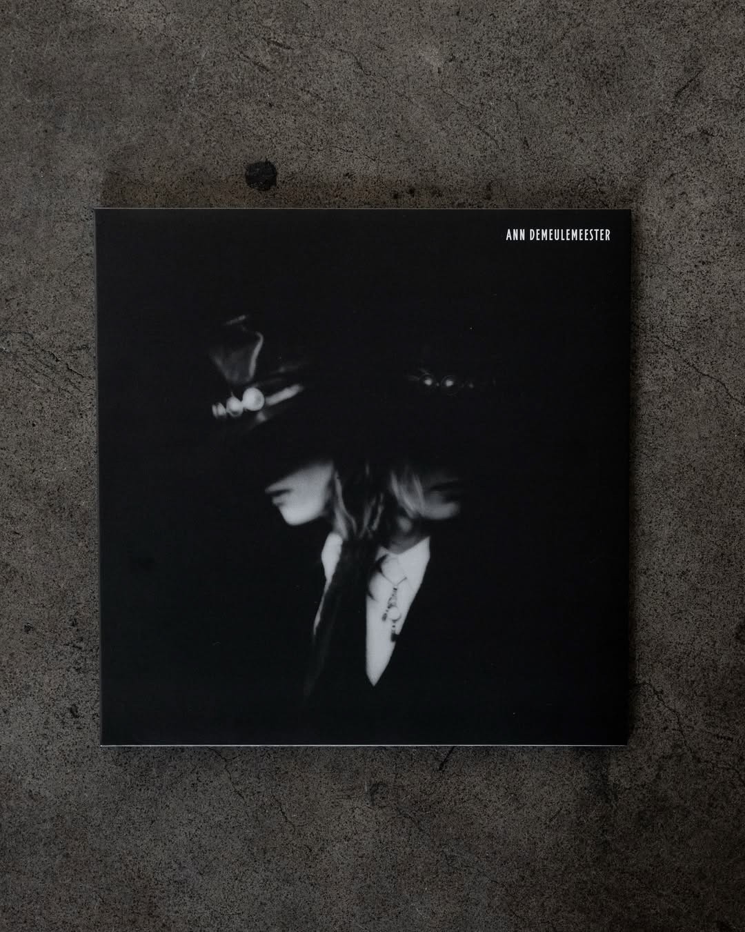 東京のGR8とのイベントは発売された2025-26年秋冬のサウンドトラックのレコード。The Cultのヴォーカル、イアン・アストベリーとのコラボレーションによる楽曲が収録された