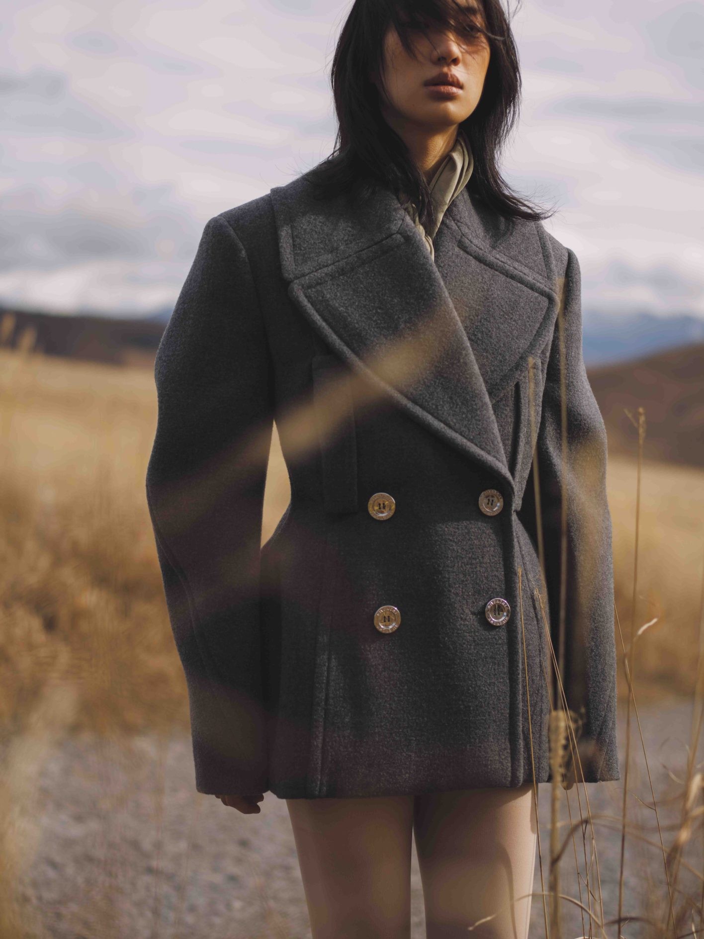 テーラリングを軸に、シルエットにフォーカスした今季の〈ジバンシィ〉。象徴的なのは、大きく張ったパワーショルダーと、細くシェイプしたウエストの対比。「凛とした強さがありつつ、繊細でしなやか。そんな存在感が素敵です」（井伊さん）。ピーコート ¥638,000（ジバンシィ by サラ・バートン | ジバンシィ ジャパン）／スカーフ、タイツ＊スタイリスト私物