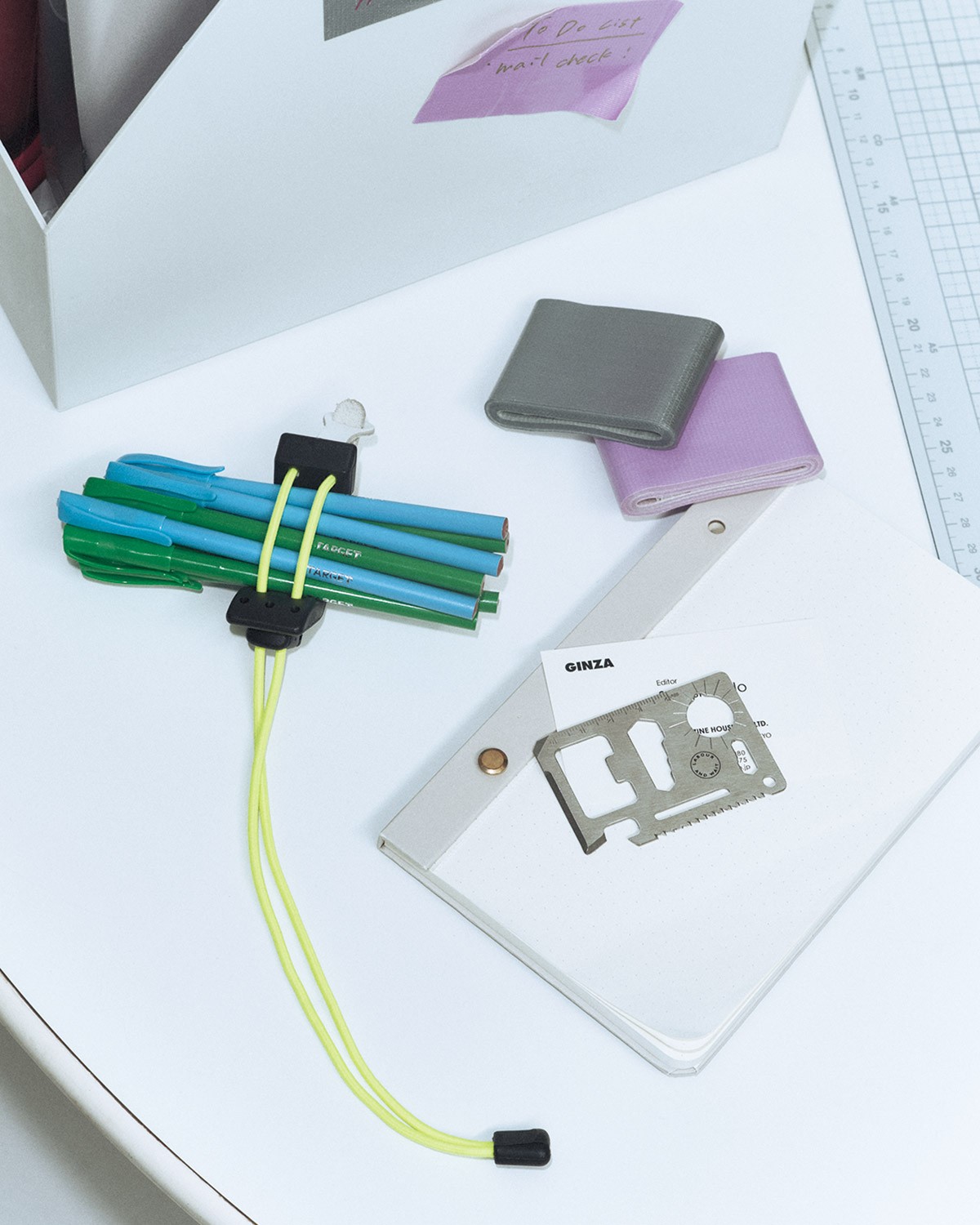 アウトドアの機能派をそろえて、仕事デスクを快適に