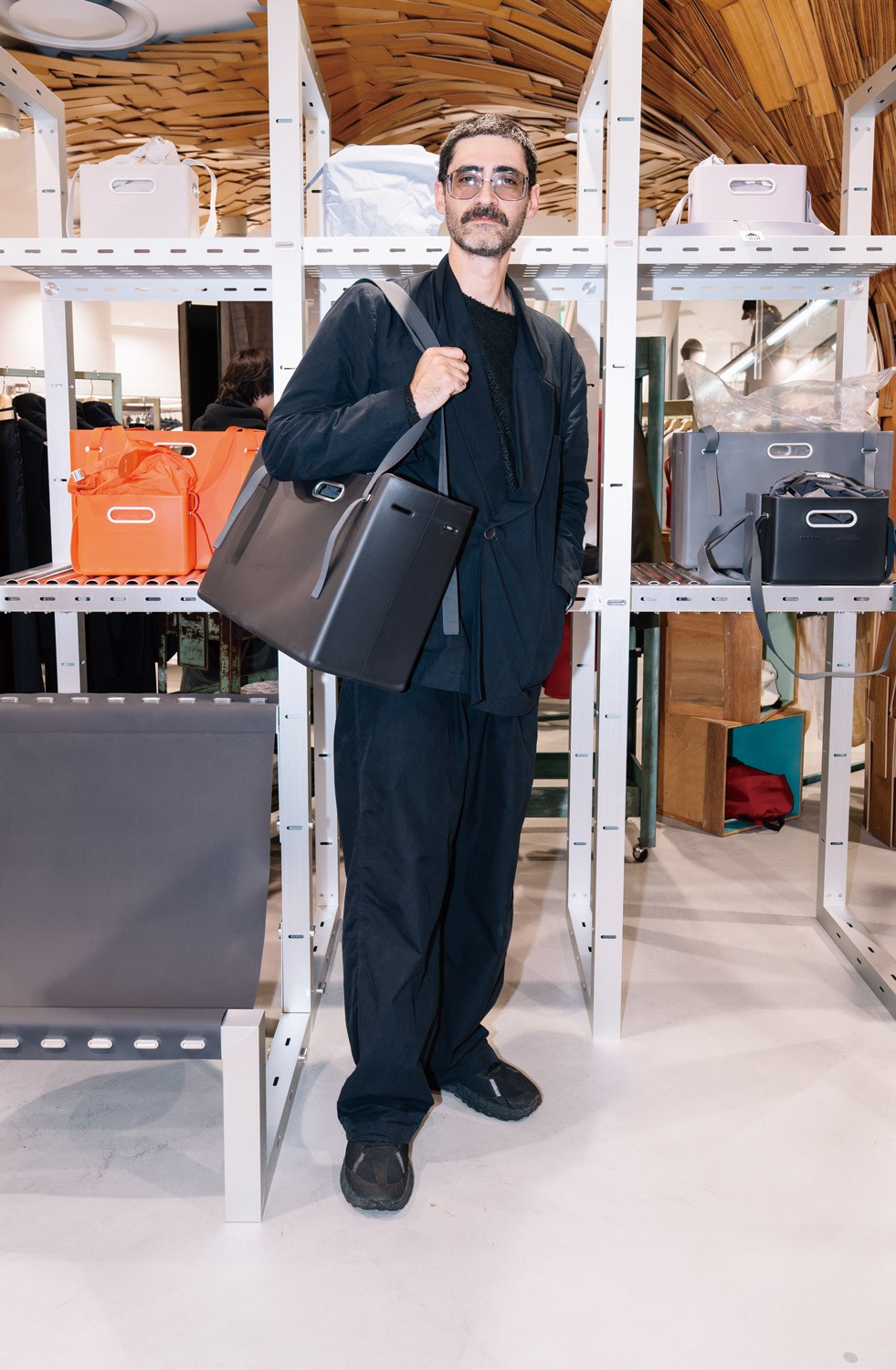 〈PARSEL SYSTEMS〉デザイナー、ヌー・アバスのバッグの中身