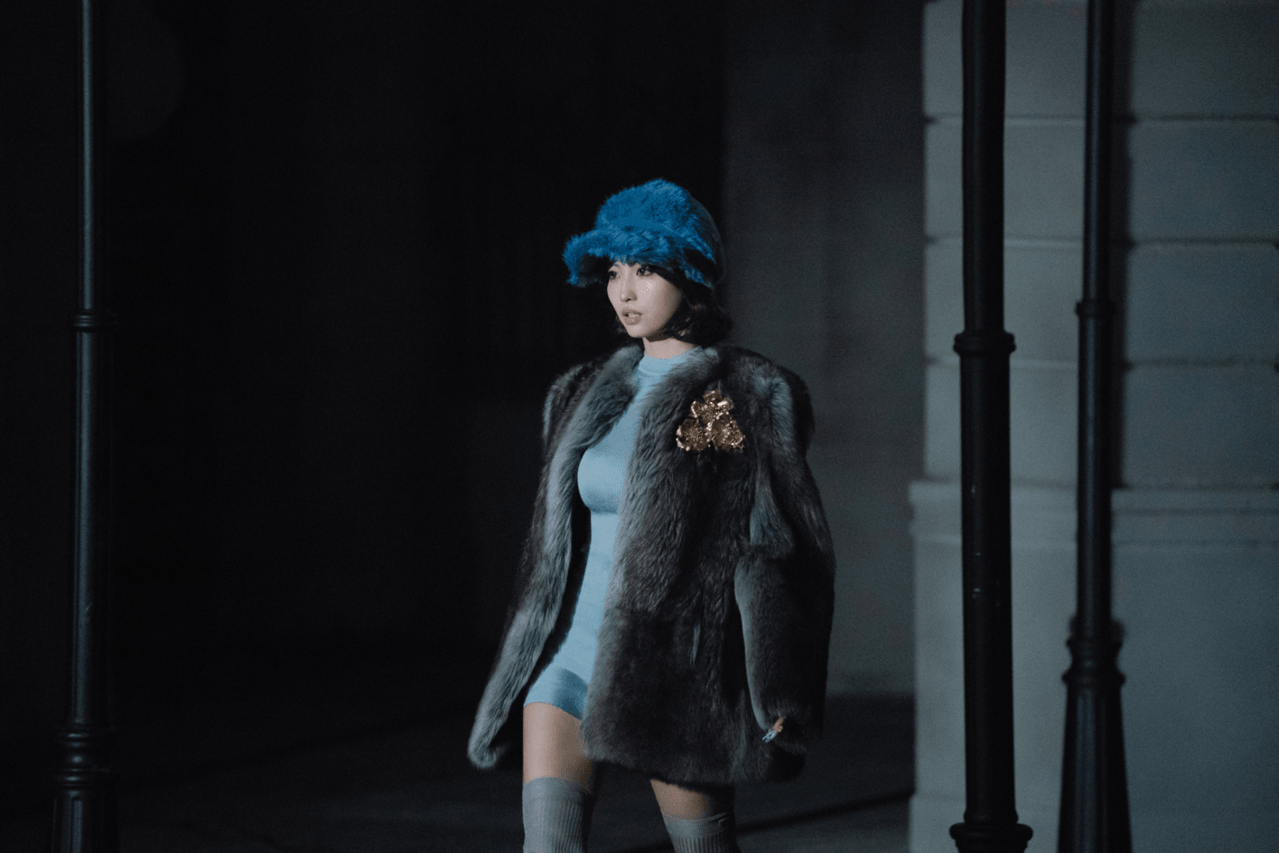 〈Miu Miu〉のカスタムメイドセットアップをTWICE MOMOが着用 - Slide:3