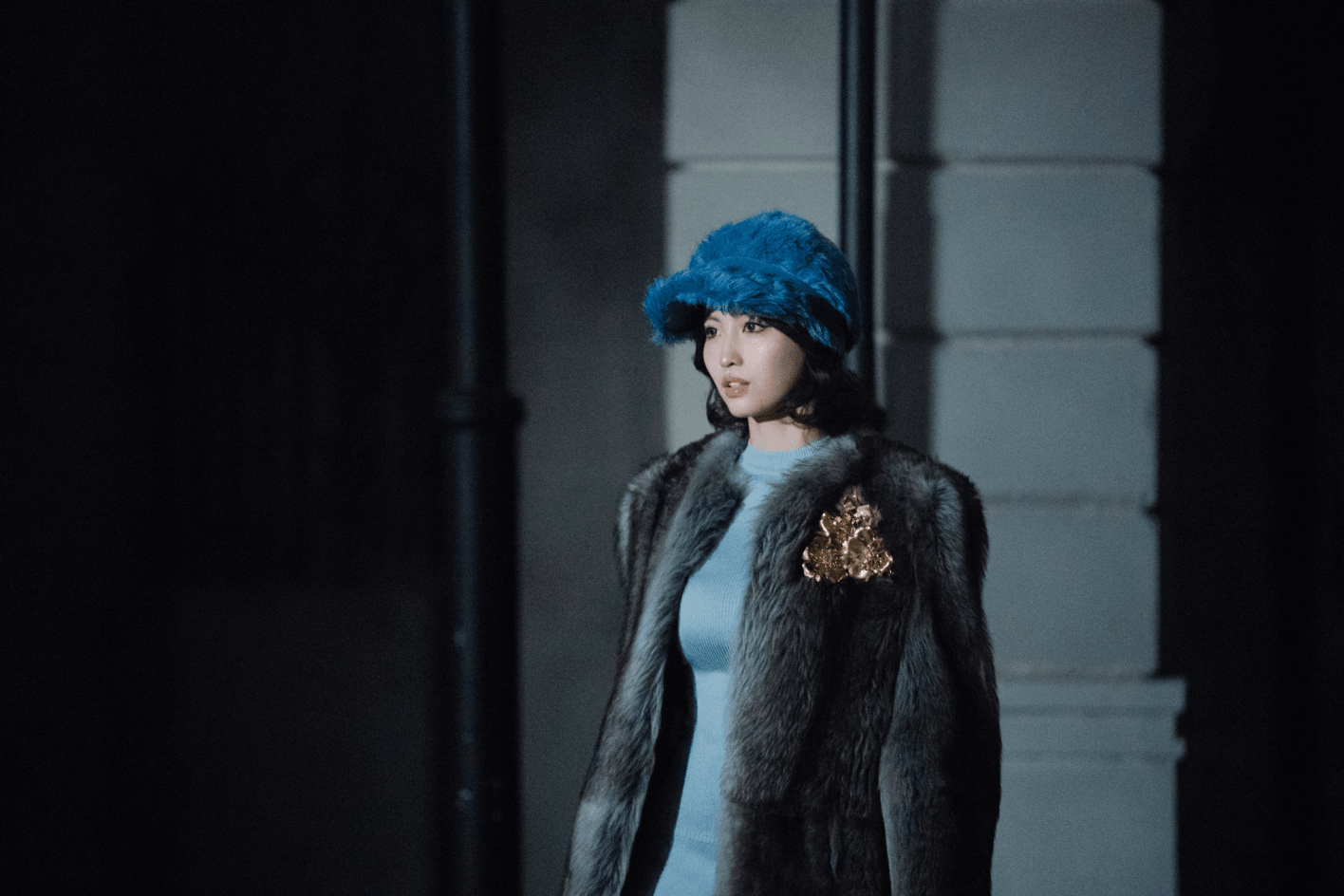 〈Miu Miu〉のカスタムメイドセットアップをTWICE MOMOが着用 - Slide:2