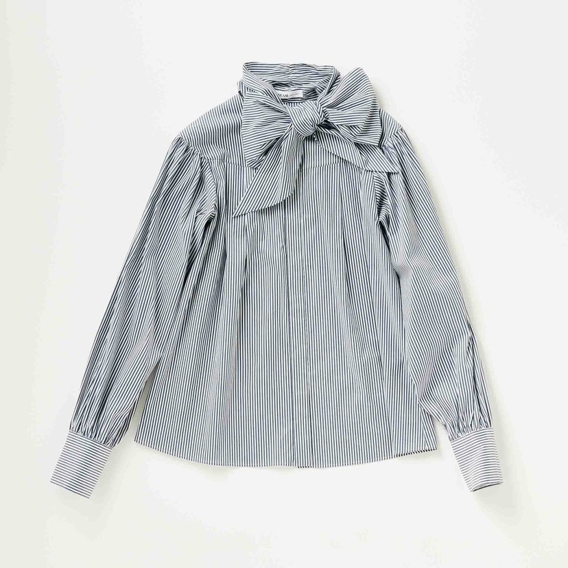 〈アディアム〉のボウタイブラウス