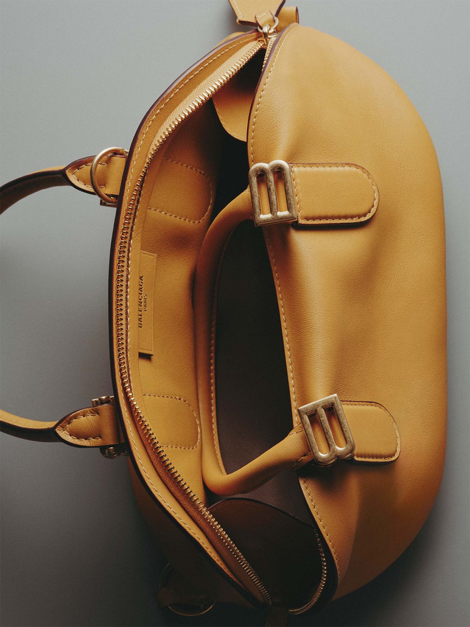 〈バレンシアガ〉ピッチョーリによる初のバッグが発売 - Slide:5