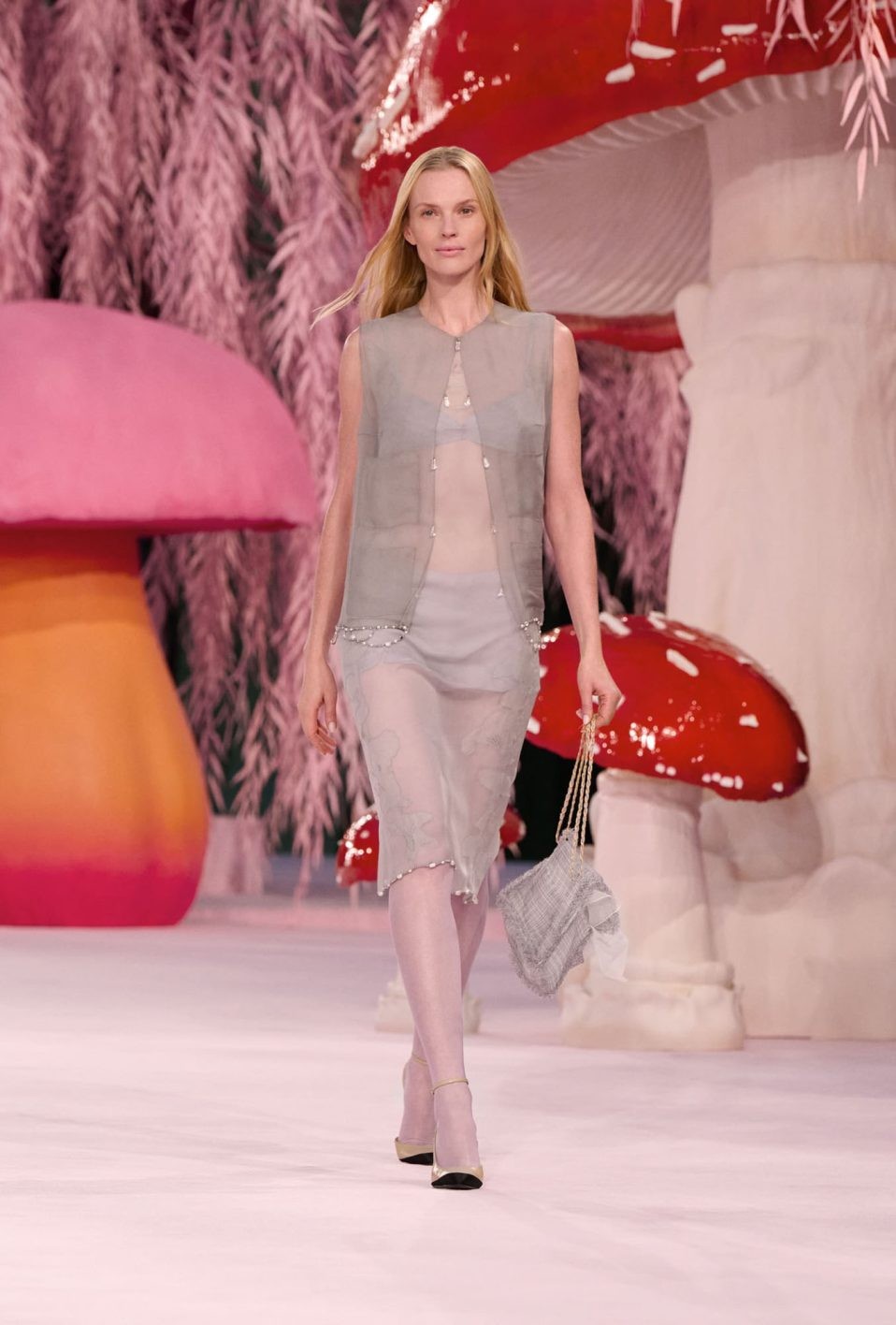 〈シャネル〉新時代のクチュール──羽ばたく鳥のような刹那の美 - Slide:4