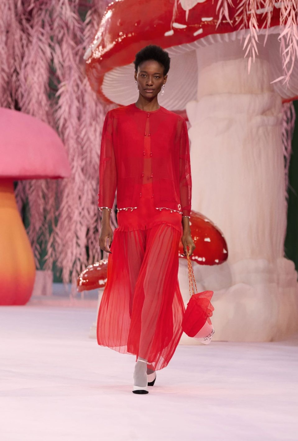 〈シャネル〉新時代のクチュール──羽ばたく鳥のような刹那の美 - Slide:6