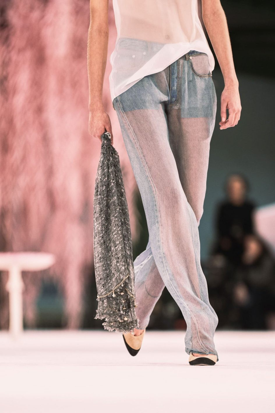 〈シャネル〉新時代のクチュール──羽ばたく鳥のような刹那の美 - Slide:2