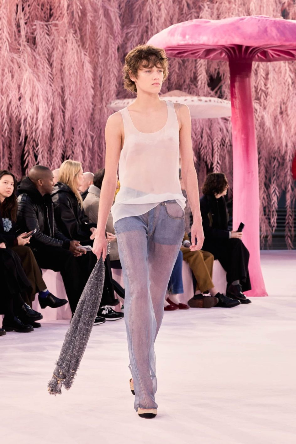 〈シャネル〉新時代のクチュール──羽ばたく鳥のような刹那の美 - Slide:1