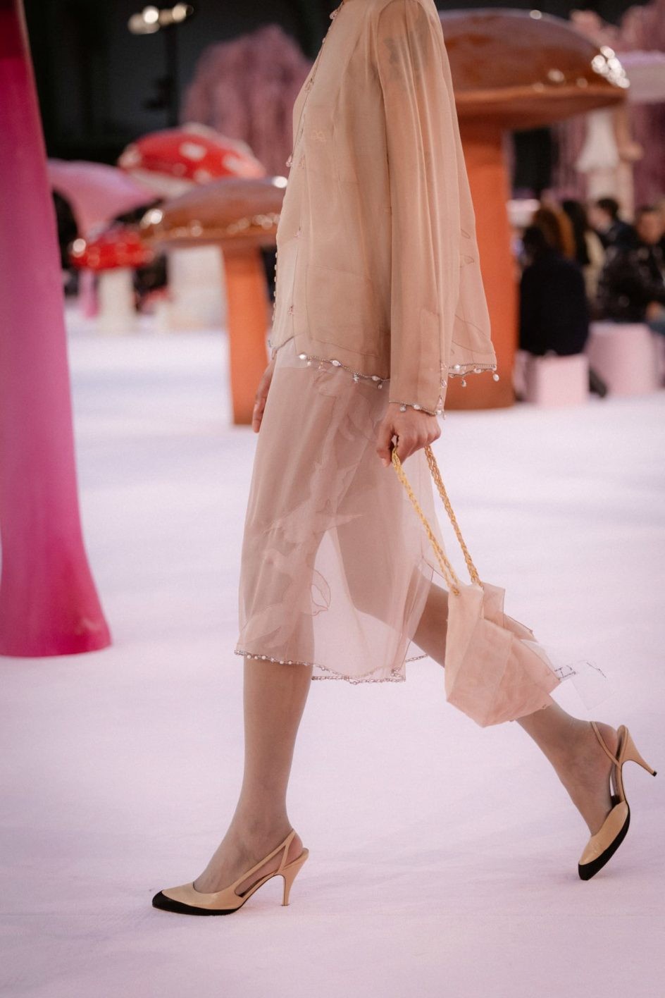 〈シャネル〉新時代のクチュール──羽ばたく鳥のような刹那の美 - Slide:2