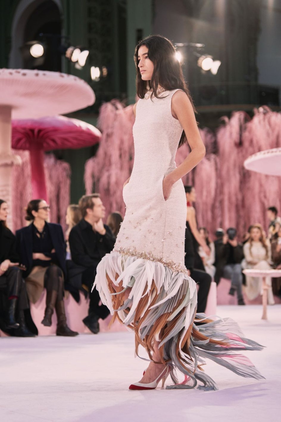 〈シャネル〉新時代のクチュール──羽ばたく鳥のような刹那の美 - Slide:1