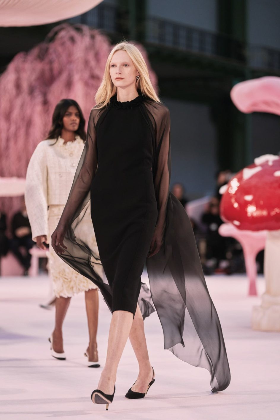 〈シャネル〉新時代のクチュール──羽ばたく鳥のような刹那の美 - Slide:2