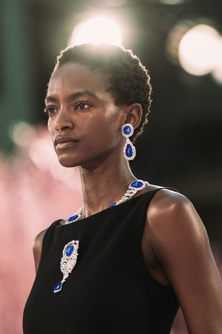 〈シャネル〉新時代のクチュール──羽ばたく鳥のような刹那の美 - Slide:3