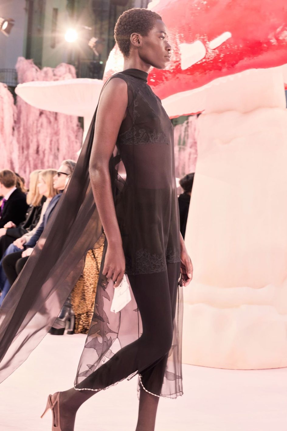 〈シャネル〉新時代のクチュール──羽ばたく鳥のような刹那の美 - Slide:6