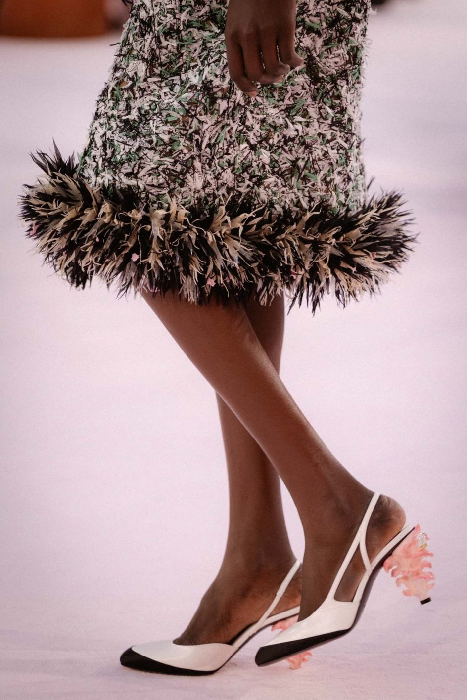 〈シャネル〉新時代のクチュール──羽ばたく鳥のような刹那の美 - Slide:5