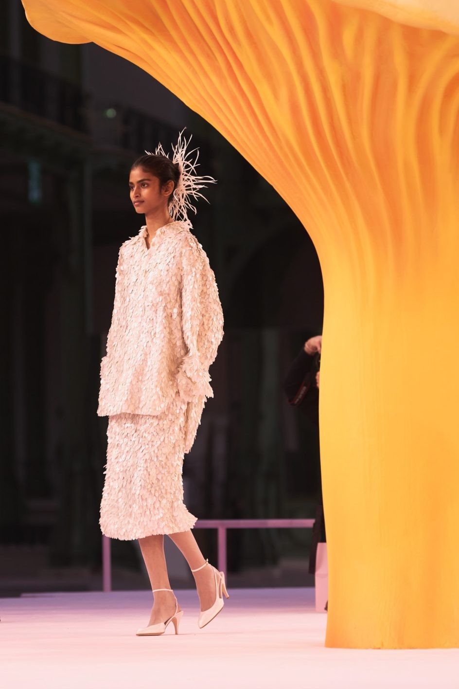 〈シャネル〉新時代のクチュール──羽ばたく鳥のような刹那の美 - Slide:1