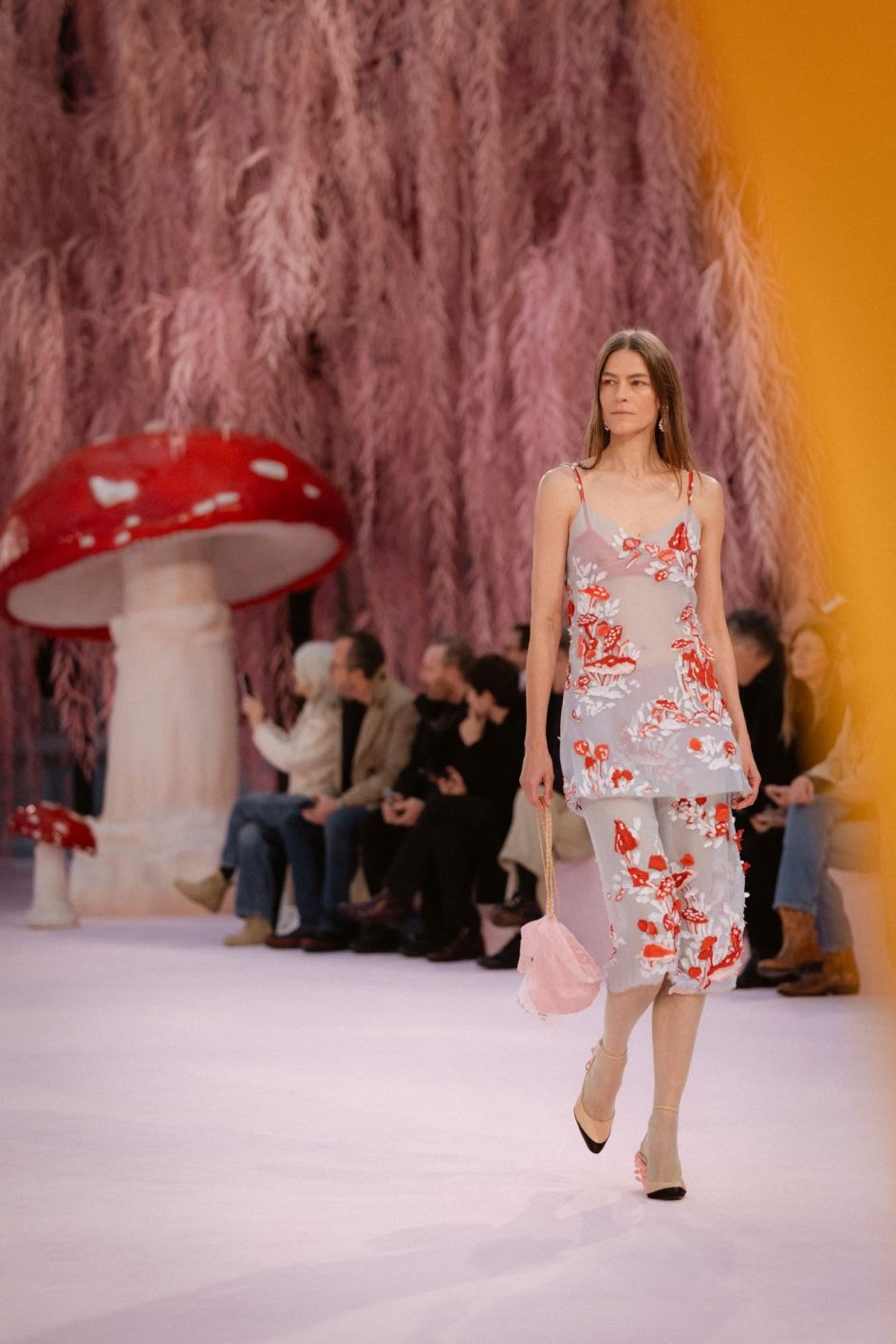 〈シャネル〉新時代のクチュール──羽ばたく鳥のような刹那の美 - Slide:4