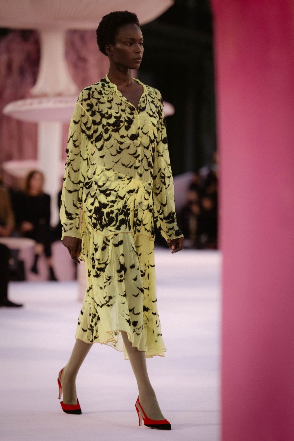 〈シャネル〉新時代のクチュール──羽ばたく鳥のような刹那の美 - Slide:5