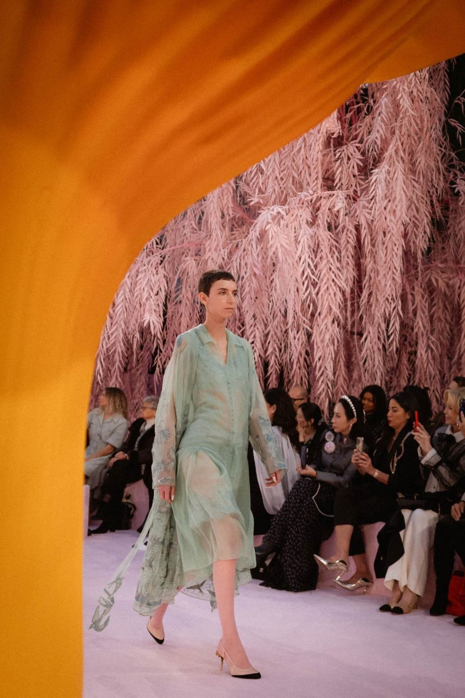 〈シャネル〉新時代のクチュール──羽ばたく鳥のような刹那の美 - Slide:3