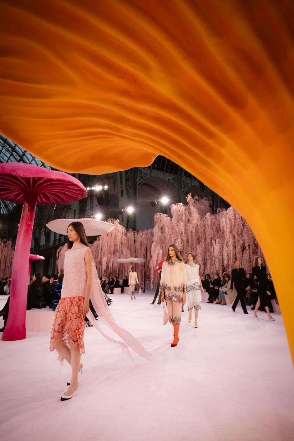 〈シャネル〉新時代のクチュール──羽ばたく鳥のような刹那の美 - Slide:2