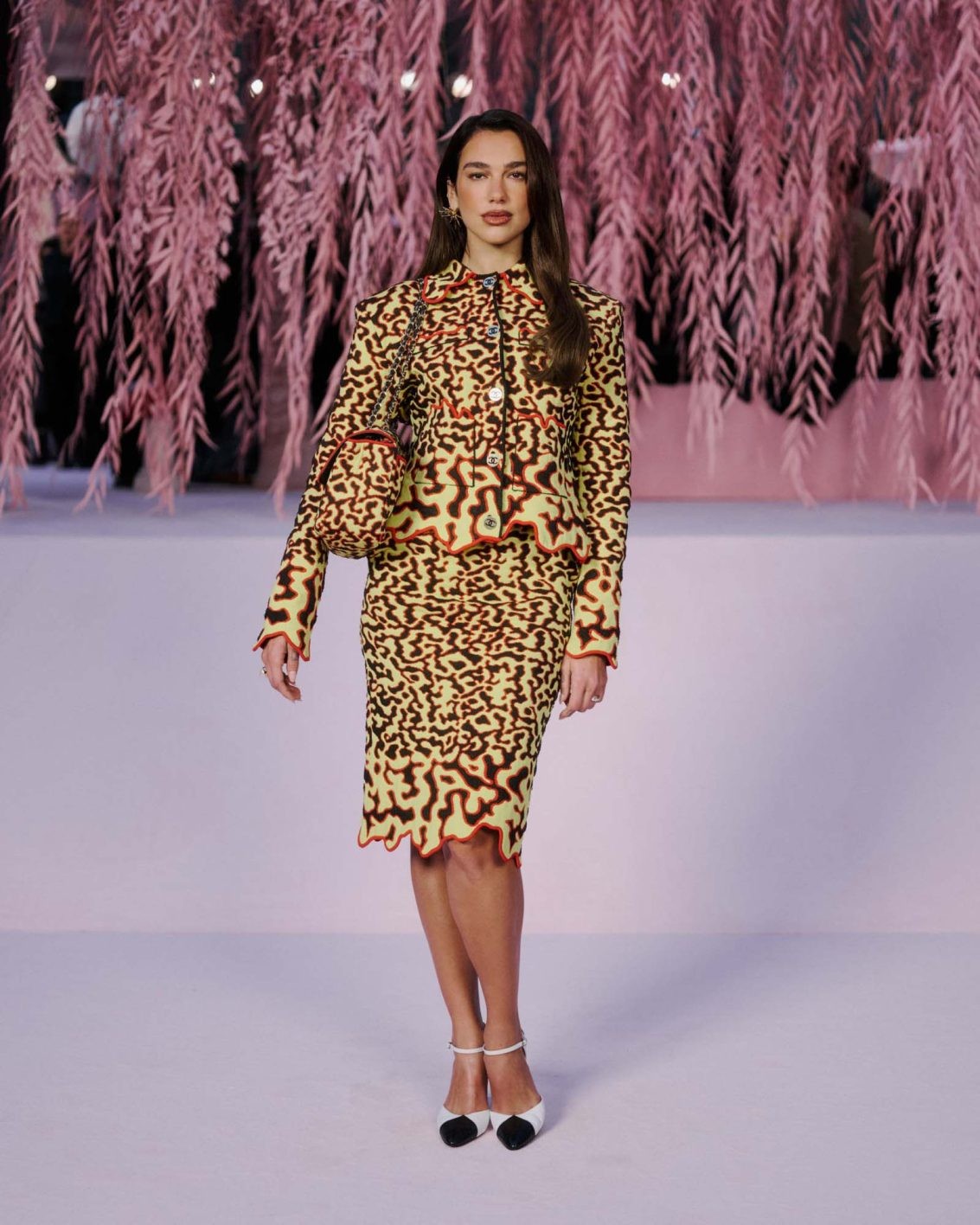 〈シャネル〉新時代のクチュール──羽ばたく鳥のような刹那の美 - Slide:2