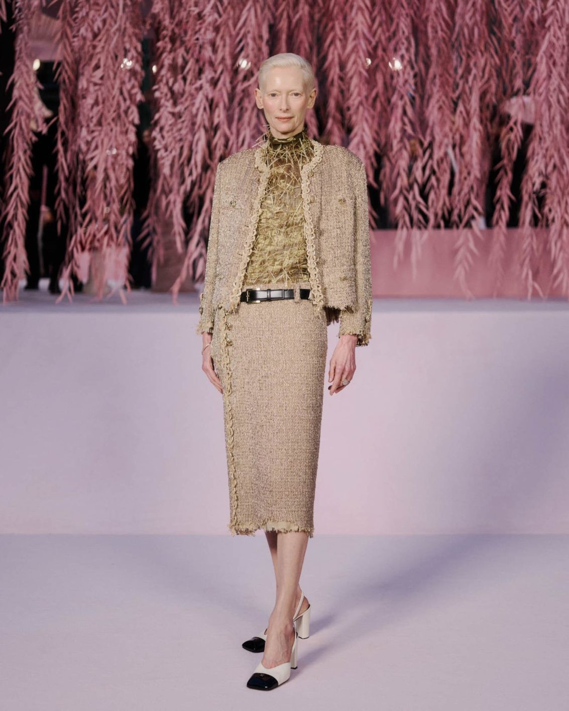 〈シャネル〉新時代のクチュール──羽ばたく鳥のような刹那の美 - Slide:9