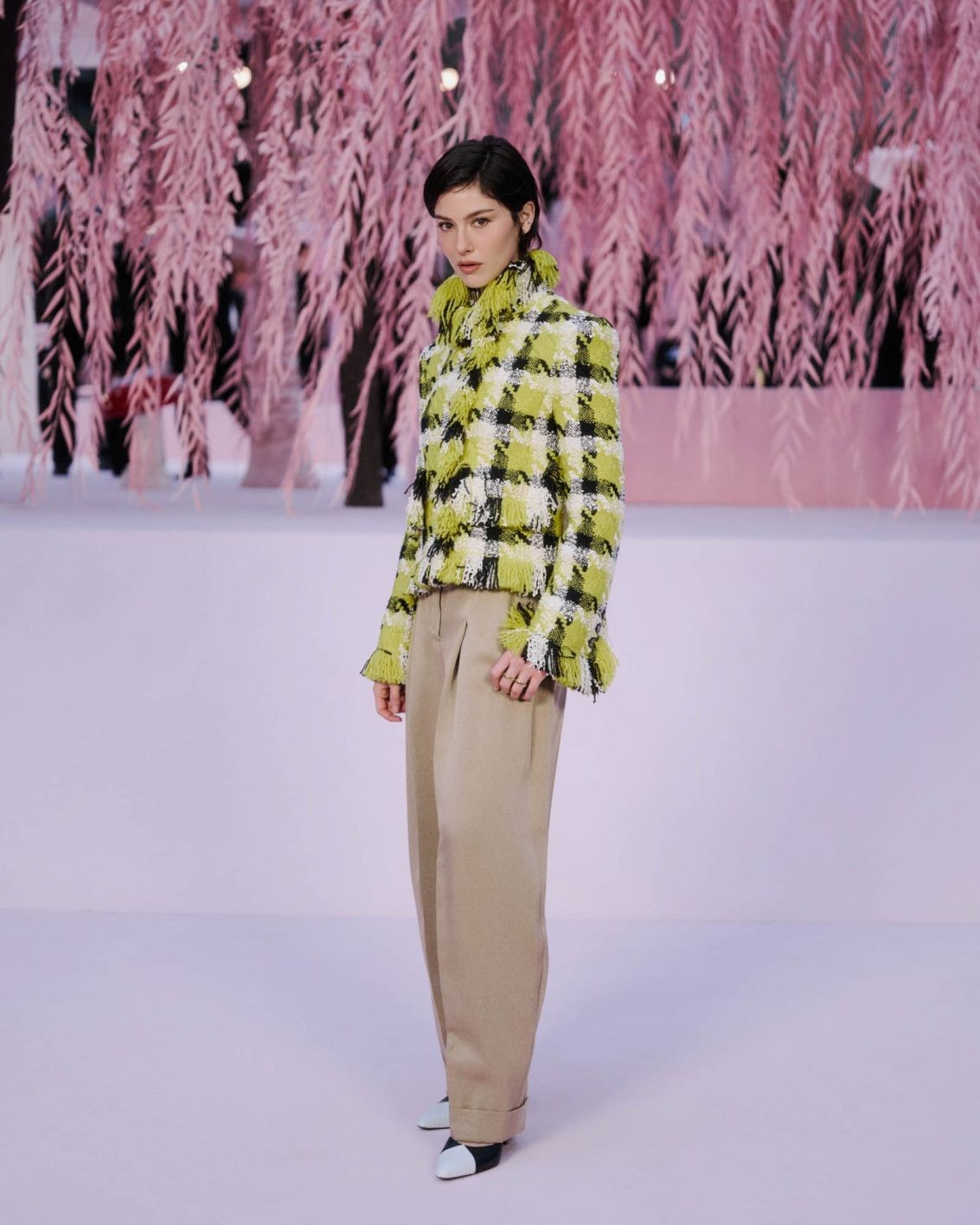 〈シャネル〉新時代のクチュール──羽ばたく鳥のような刹那の美 - Slide:3