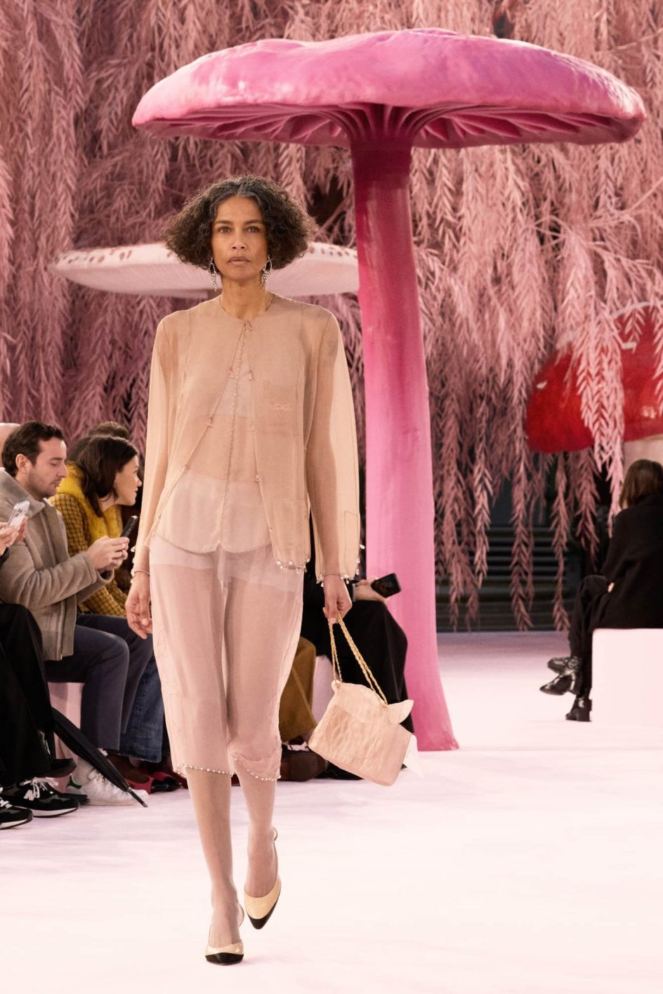 〈シャネル〉新時代のクチュール──羽ばたく鳥のような刹那の美 - Slide:1