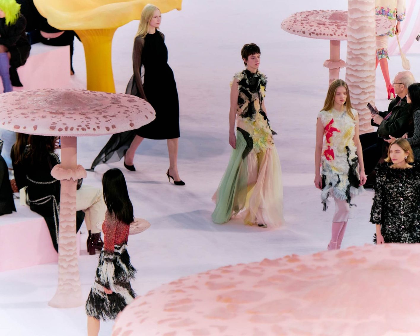 〈シャネル〉新時代のクチュール──羽ばたく鳥のような刹那の美