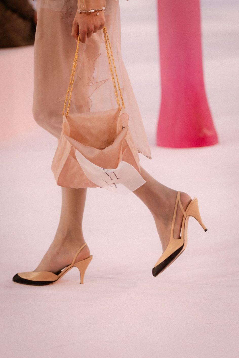 〈シャネル〉新時代のクチュール──羽ばたく鳥のような刹那の美 - Slide:2