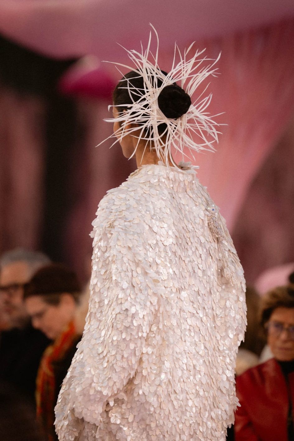 〈シャネル〉新時代のクチュール──羽ばたく鳥のような刹那の美 - Slide:4