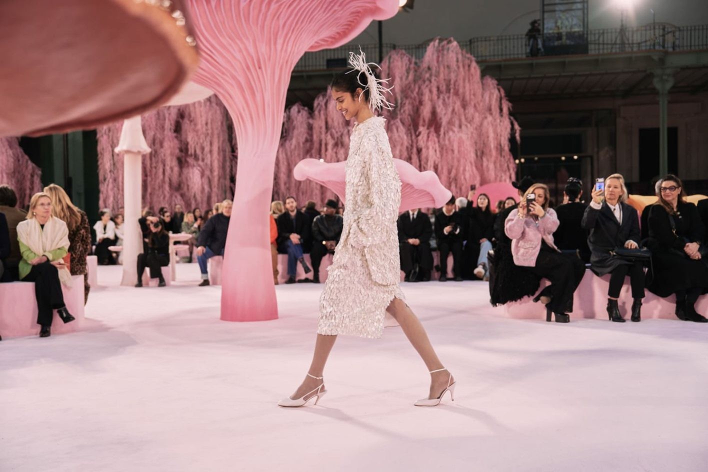 〈シャネル〉新時代のクチュール──羽ばたく鳥のような刹那の美