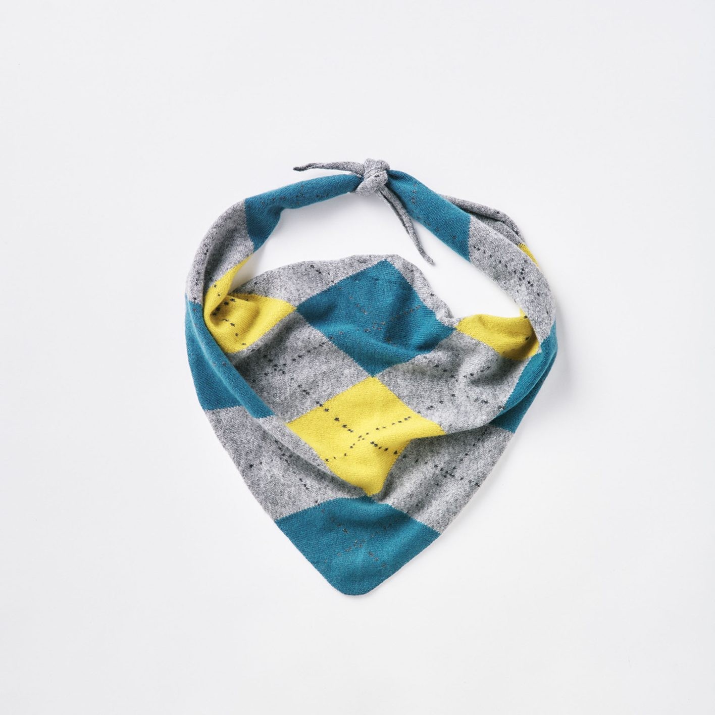 カシミヤバンダナ ¥37,400（ジョンストンズ オブ エルガン | エドストローム オフィス）03-6427-5901