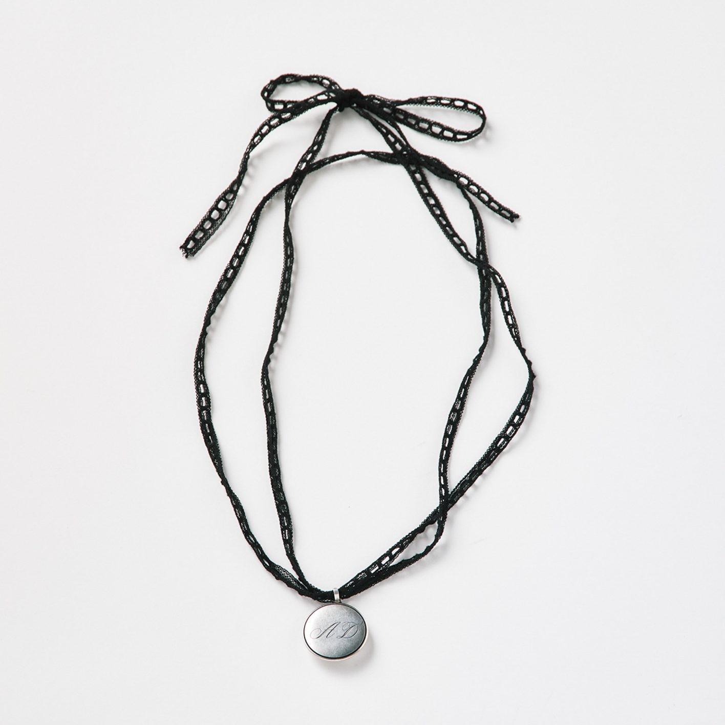 ネックレス ¥94,600（アン ドゥムルメステール | エム）03-6721-0406