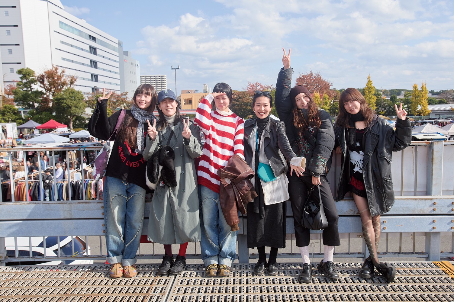 モトーラ世理奈と仲良しクルーが「TokyoCityFleaMarket」で日用品 