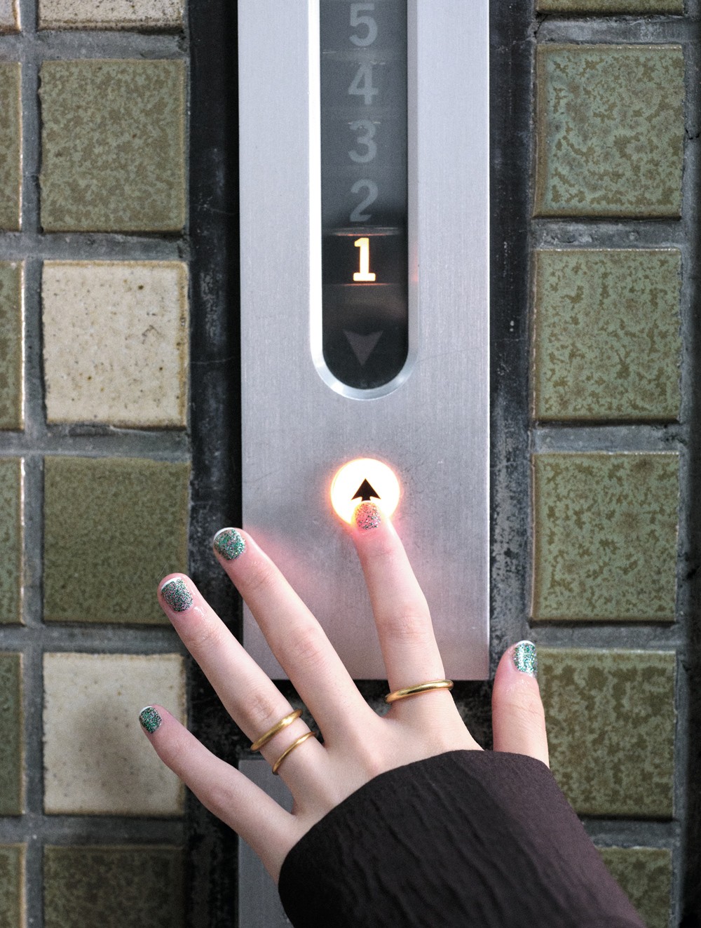 人さし指のリング ¥401,500、薬指のリング 上 ¥253,000／下 ¥100,100（以上シハラ | シハラ トウキョウ）